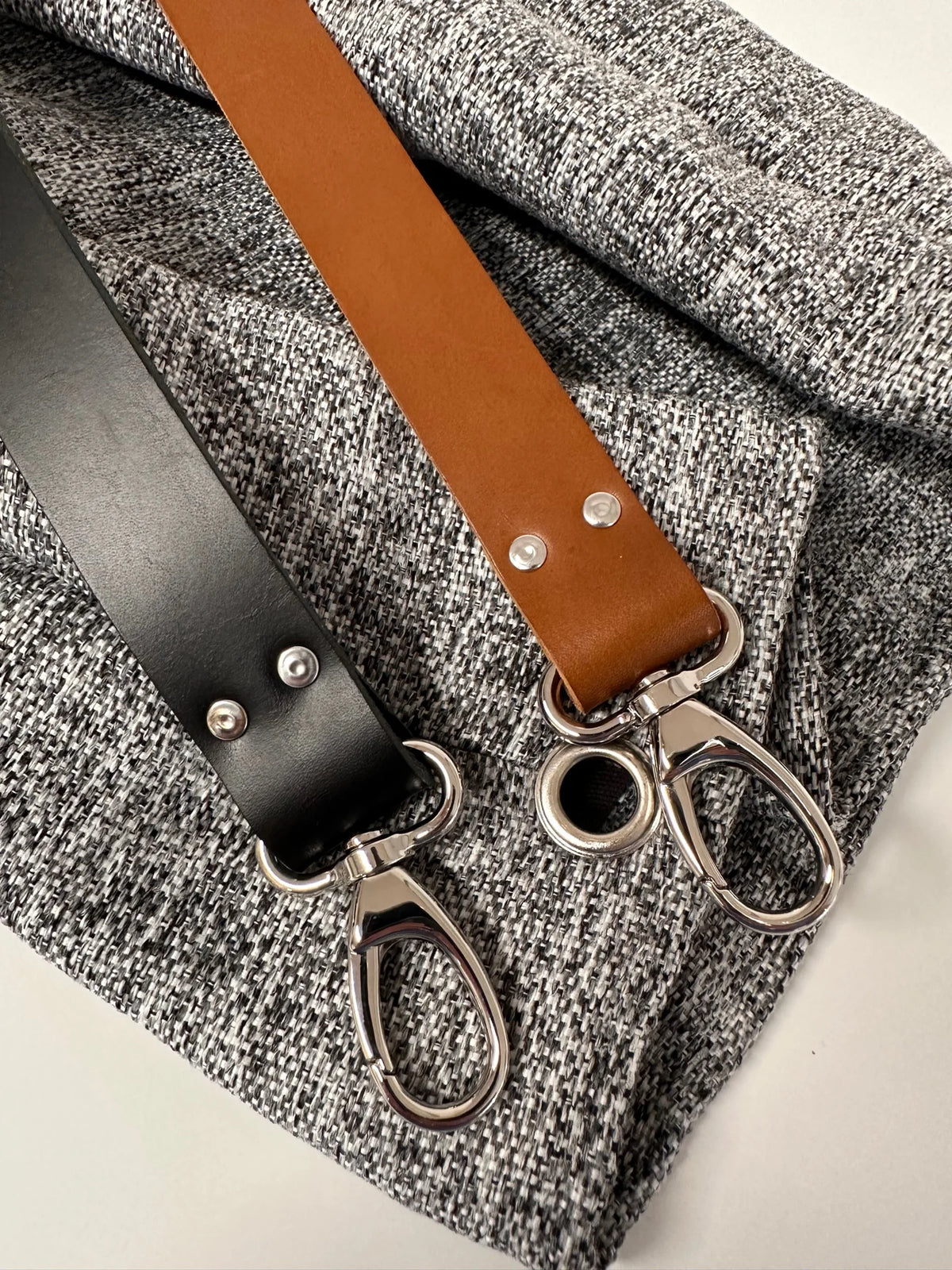 Les couleurs de cuir du sac hobo gris chiné et son anse en cuir 