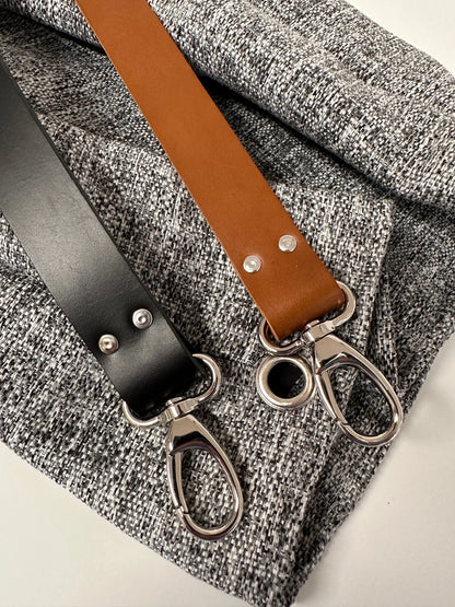 Les couleurs de cuir du sac hobo gris chiné et son anse en cuir 