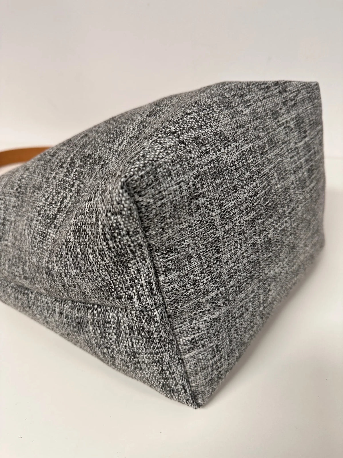 Le fond du sac hobo gris chiné et son anse en cuir 