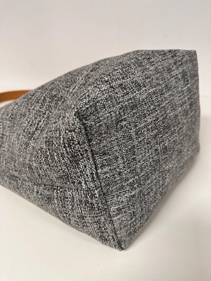 Le fond du sac hobo gris chiné et son anse en cuir 