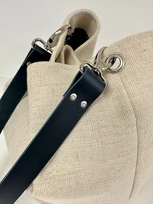 L'anse amovible du sac Hobo en lin ivoire et cuir bleu.