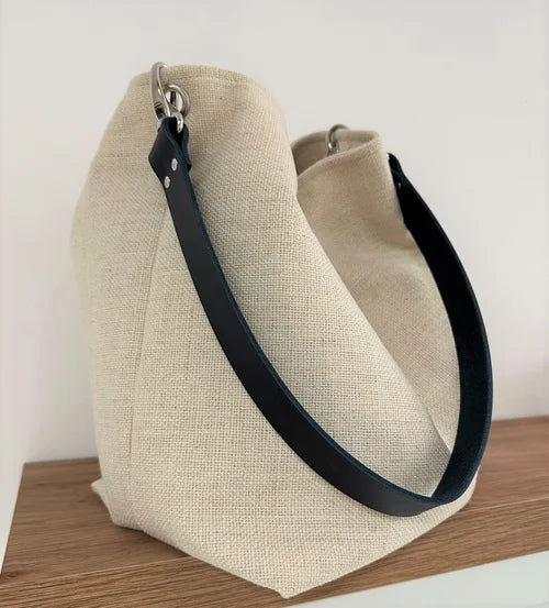 le sac Hobo en lin ivoire et anse amovible en cuir bleu;