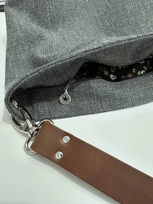 Le sac Hobo en lin anthracite et son anse en cuir avec fermeture éclair