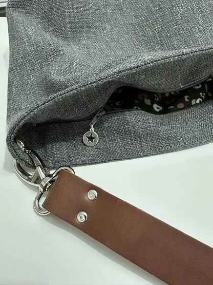 Le sac Hobo en lin anthracite et son anse en cuir avec fermeture éclair