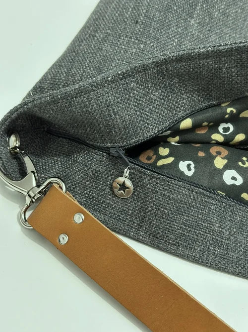 Le sac Hobo en lin anthracite avec anse en cuir fauve et fermeture éclair