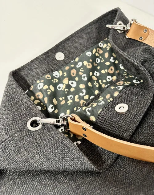 La doublure intérieure du sac Hobo en lin anthracite avec anse en cuir fauve 