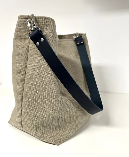 Le sac Hobo en lin beige et son anse en cuir bleu marine 