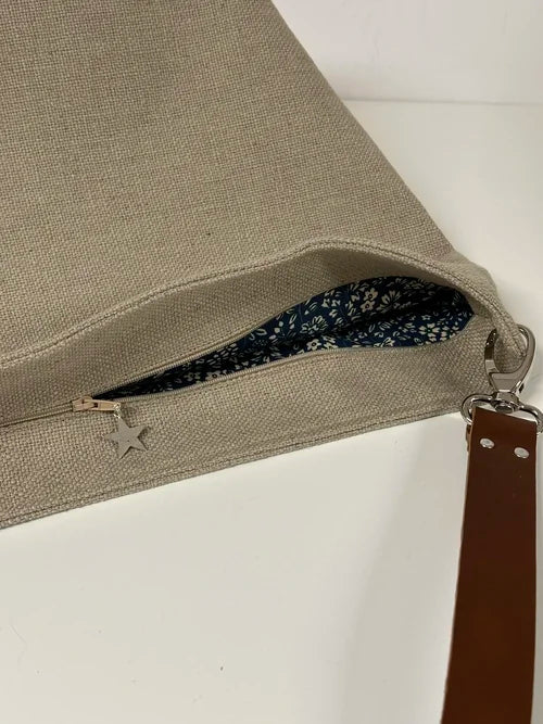 Le sac Hobo en lin beige et son anse en cuir avec fermeture éclair