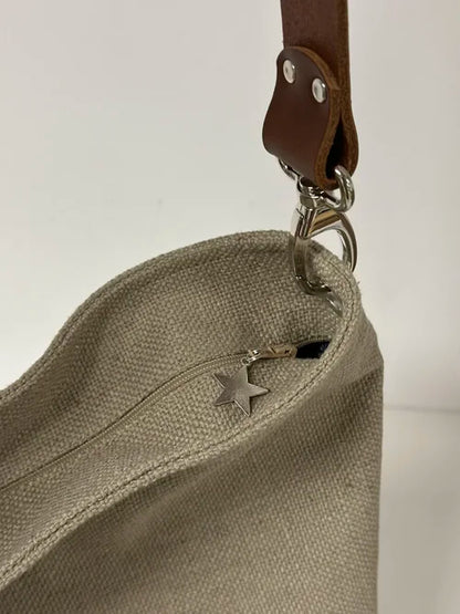 Le sac Hobo en lin beige avec fermeture éclair