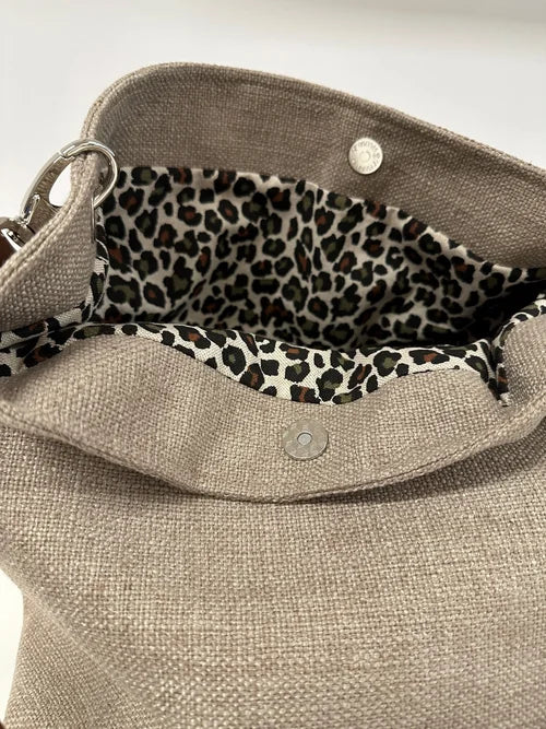La doublure intérieure du sac Hobo en lin beige et léopard avec anse en cuir marron