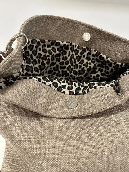 La doublure intérieure du sac Hobo en lin beige et léopard avec anse en cuir marron
