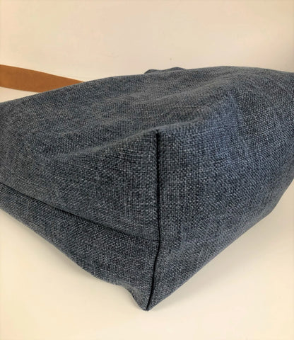 Le fond du sac Hobo en lin bleu et son anse en cuir .
