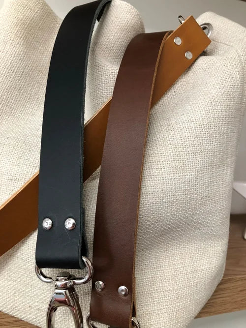 Les anses en cuir du sac Hobo en lin ivoire 