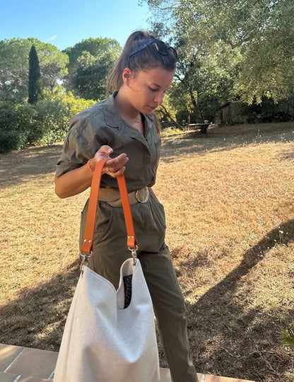 Jeune femme portant le sac Hobo en lin ivoire