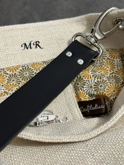 La personnalisation intérieure, sur le sac Hobo en lin ivoire et anse en cuir noir
