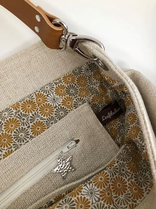 La poche intérieure zippée du sac Hobo en lin ivoire et anse en cuir fauve