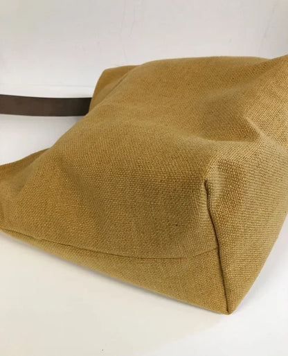 Le fond du sac Hobo en lin moutarde et son anse en cuir marron