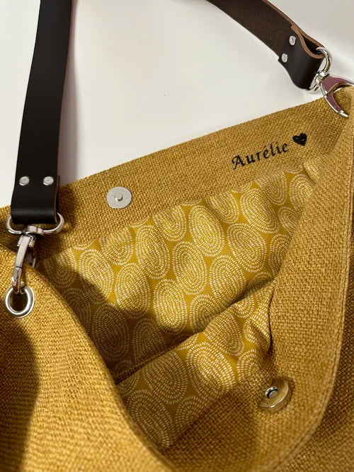 Exemple de personnalisation intérieure sur le sac Hobo en lin moutarde et son anse en cuir marron
