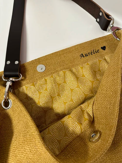 Exemple de personnalisation intérieure sur le sac Hobo en lin moutarde et son anse en cuir marron