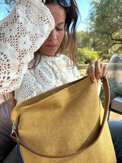 Jeune femme avec le sac Hobo en lin moutarde et son anse en cuir marron