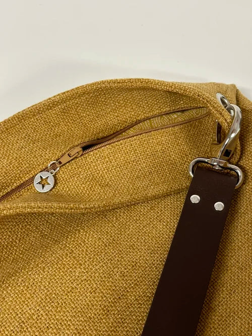 le sac Hobo en lin moutarde et son anse en cuir marron avec fermeture éclair