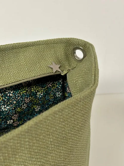 Le sac hobo en lin vert kaki et son anse en cuir amovible avec fermetiure éclair