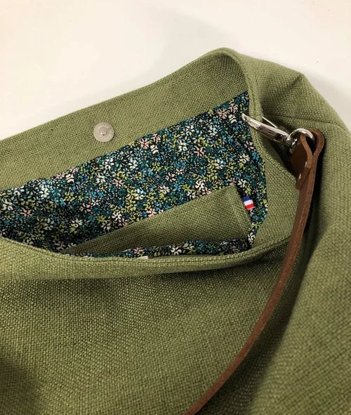 La poche plaquée intérieure du sac hobo en lin vert kaki et son anse en cuir marron amovible