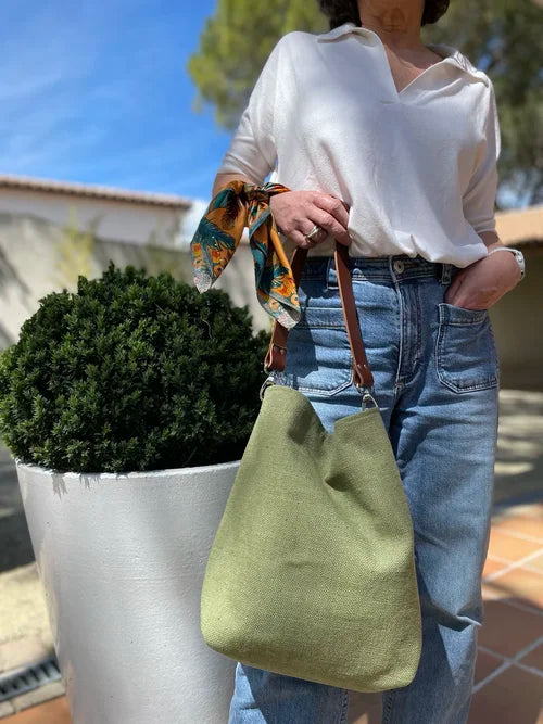 Vue d'ensemble du sac hobo en lin vert kaki et son anse en cuir marron amovible