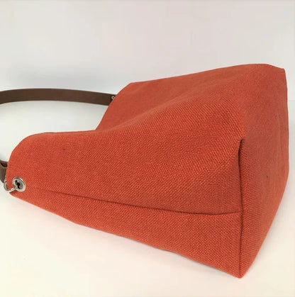 Le fond du sac Hobo en lin orangé et son anse en cuir marron amovible