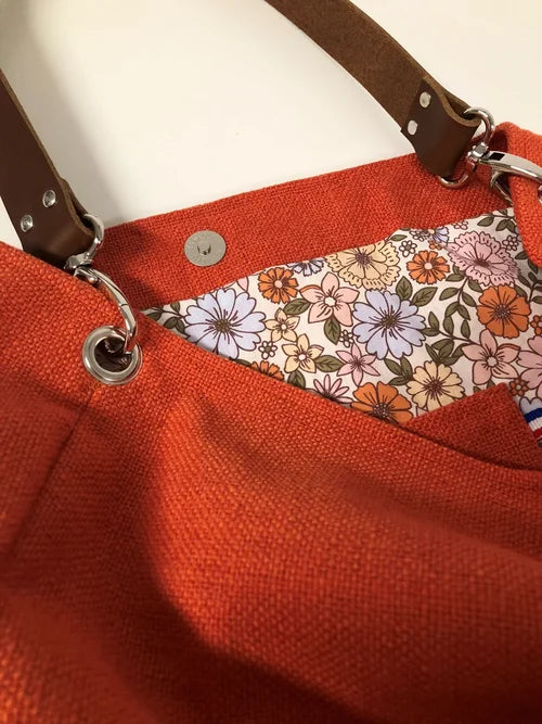 la poche intérieure plaquée du sac Hobo en lin orangé et son anse en cuir marron amovible