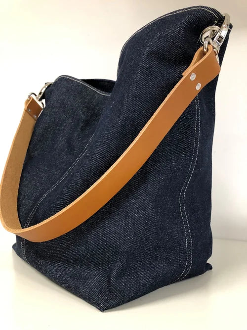 Le sac hobo en toile denim brut et son anse en cuir fauve