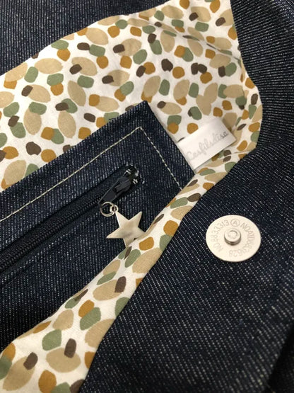 La poche intérieure zippée du sac hobo en toile denim brut et son anse en cuir fauve