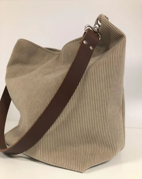 Le sac hobo en velours cotelé beige et son anse en cuir marron
