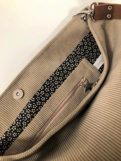La poche intérieure zippée du sac hobo en velours cotelé beige 