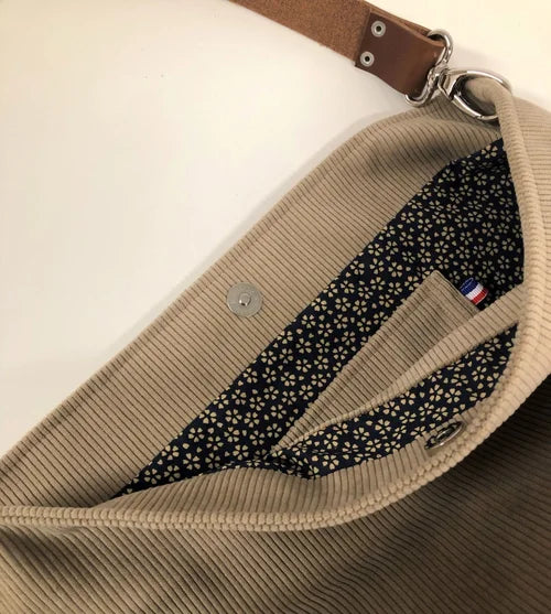 La poche plaquée intérieure du sac Hobo en velours cotelé beige