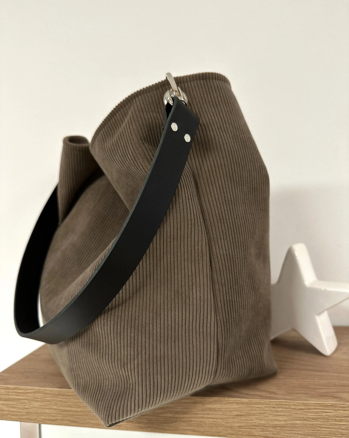 Sac Hobo en velours cotelé marron chamois, anse en cuir noir