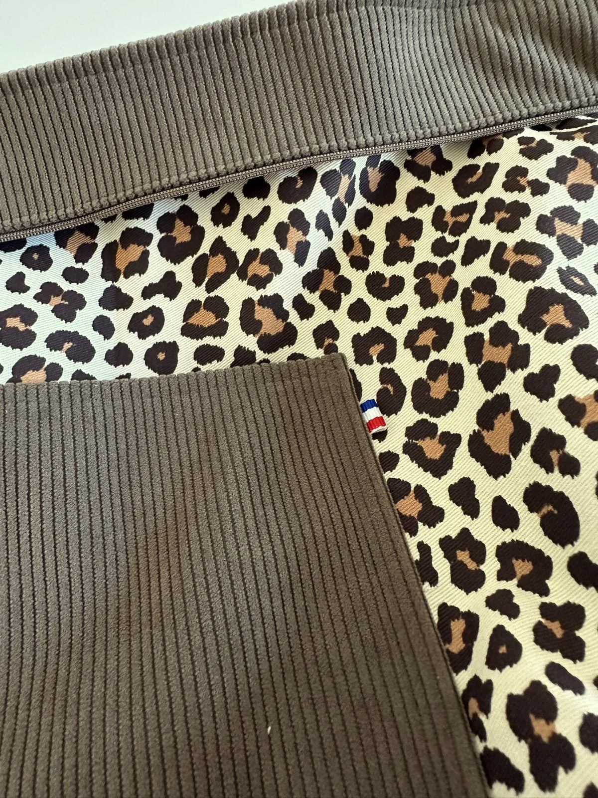 la poche plaquée intérieure du sac Hobo en velours cotelé marron chamois .