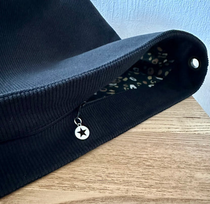 Le sac hobo en velours cotelé noir avec fermeture éclair.