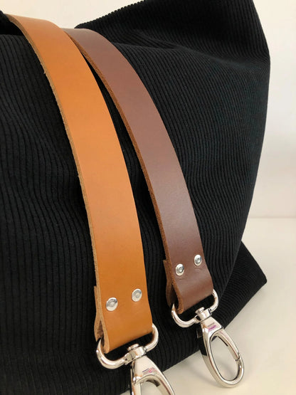 Les couleurs de cuir du sac hobo en velours cotelé noir.