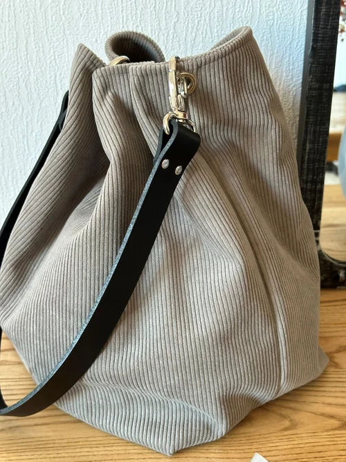 Le sac Hobo en velours cotelé taupe et son anse en cuir noir amovible