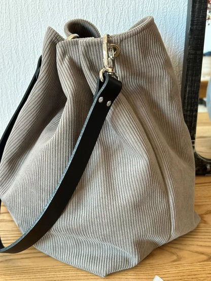 Le sac Hobo en velours cotelé taupe et son anse en cuir noir amovible