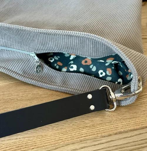 Le sac Hobo en velours cotelé taupe avec fermeture éclair