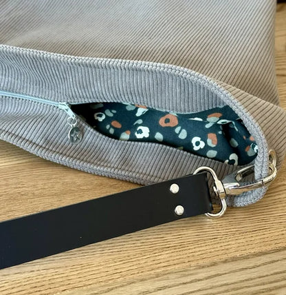 Le sac Hobo en velours cotelé taupe avec fermeture éclair
