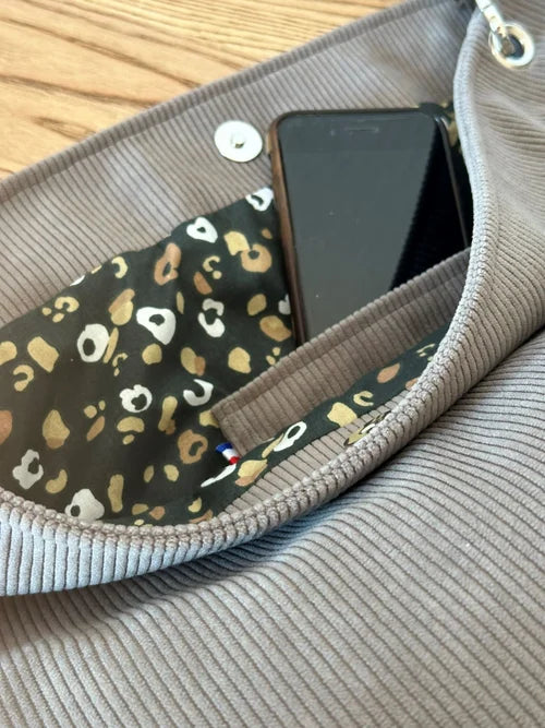 La poche plaquée intérieure du sac Hobo en velours cotelé taupe.