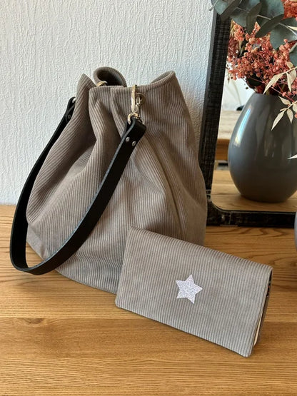 Le sac Hobo en velours cotelé taupe avec le porte chéquier assorti
