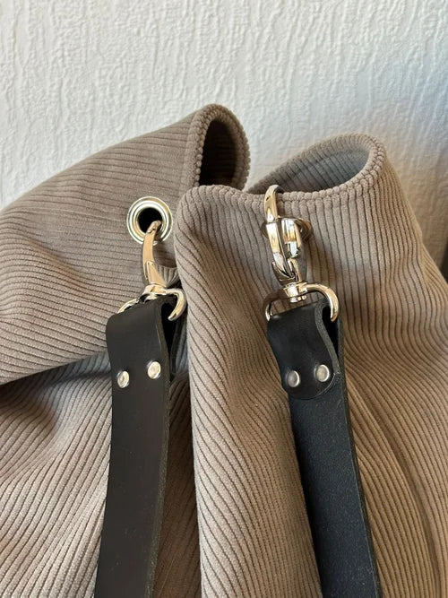 L'anse en cuir amovible du  sac Hobo en velours cotelé taupe.