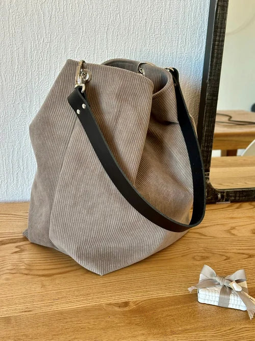 Le sac Hobo en velours cotelé taupe.