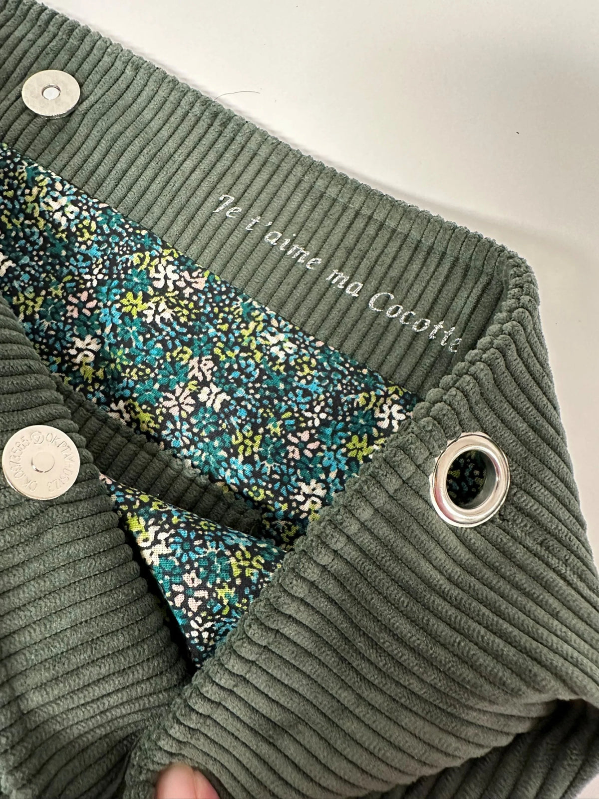 Exemple de personnalisation intérieure du sac hobo en vert velours cotelé vert kaki.