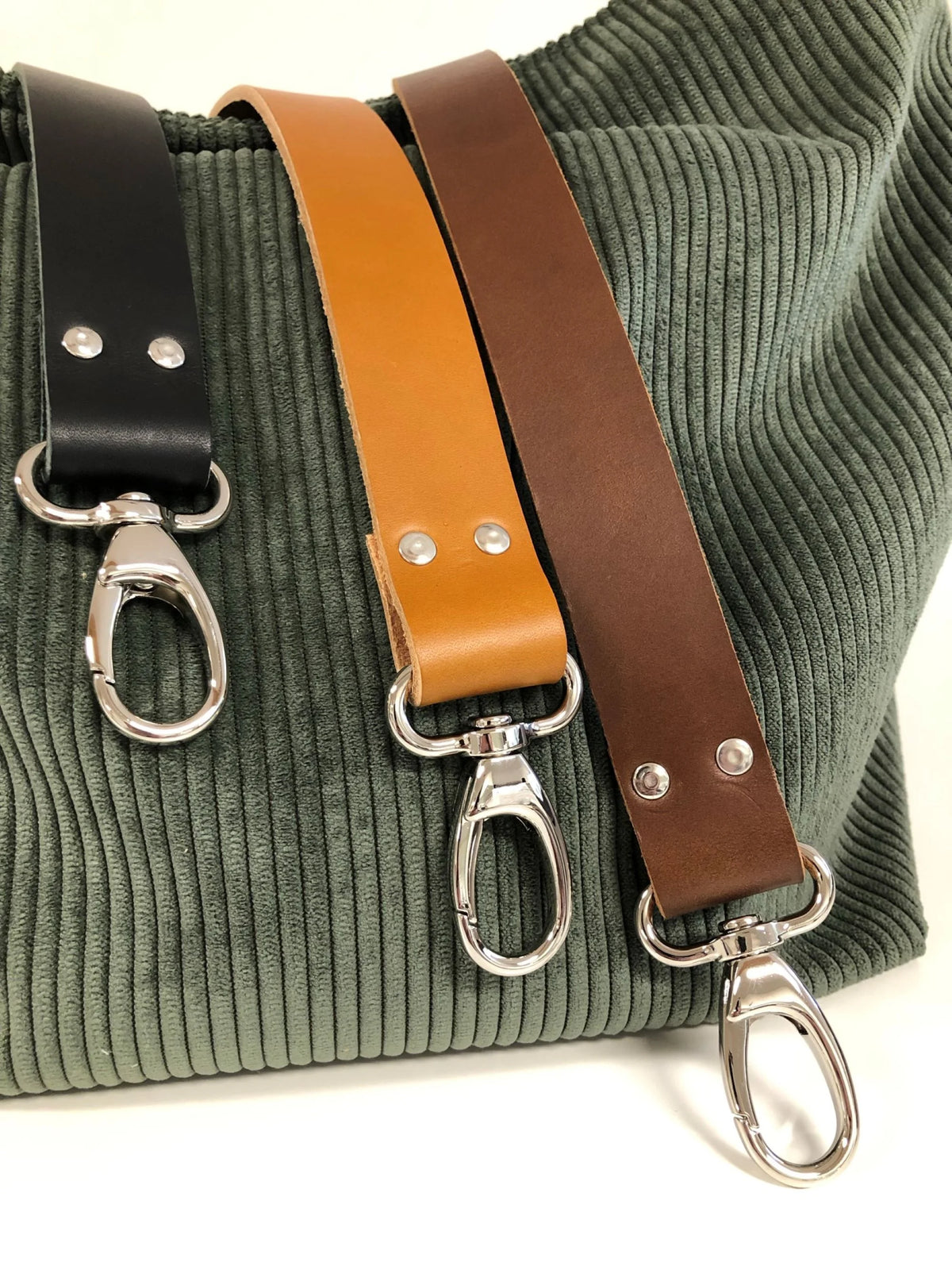 Les trois couleurs de cuir de l'anse du sac hobo en velours cotelé vert kaki.
