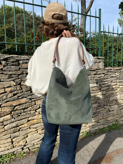 Le sac hobo en velours cotelé vert kaki.